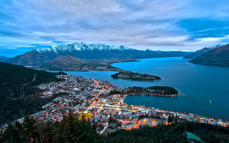 Photo : Lawrence Murray from Perth, Australia — CC BY 2.0, Wikimedia Commons Photo de Queenstown